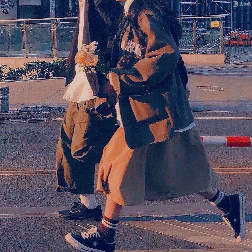 哈哈镜前的自己