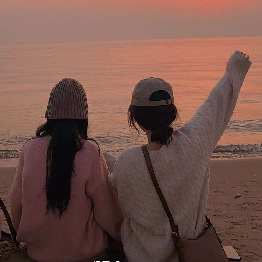 落霞与孤鹜齐飞，秋水共长天一色 .