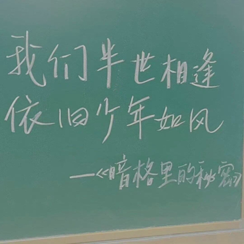 金辉从云层泻下，全世界晕染开一抹亮。