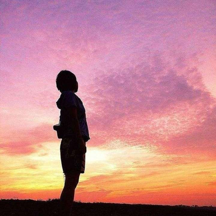 黄昏里的小男孩