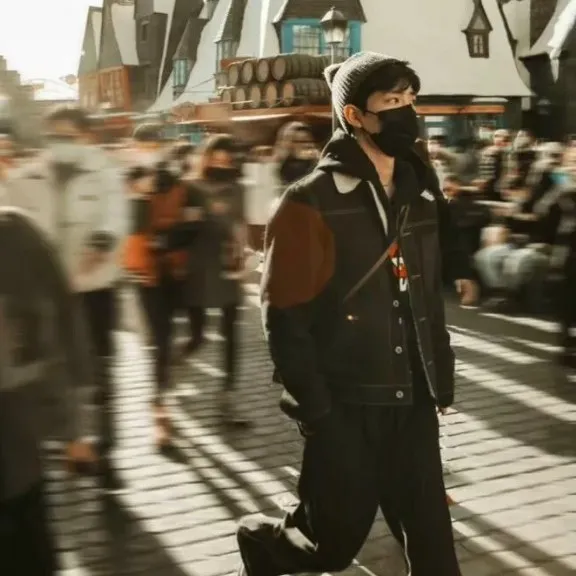 “我怎么又会浪漫呢 浪漫的是晚风是你眼里的市井气息 是路过的行人 是 重庆野玫瑰”