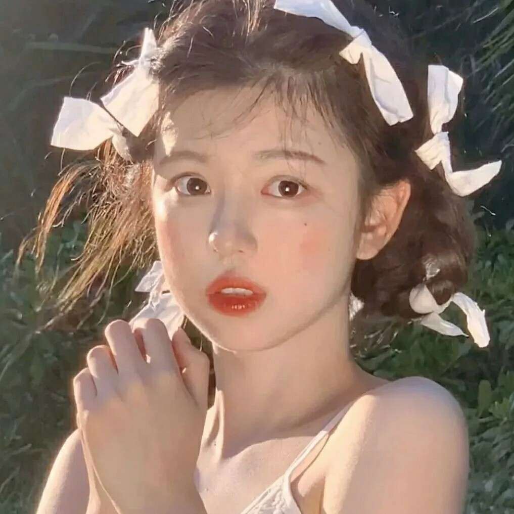 “街角的白山茶偷窥了少女的热恋.”