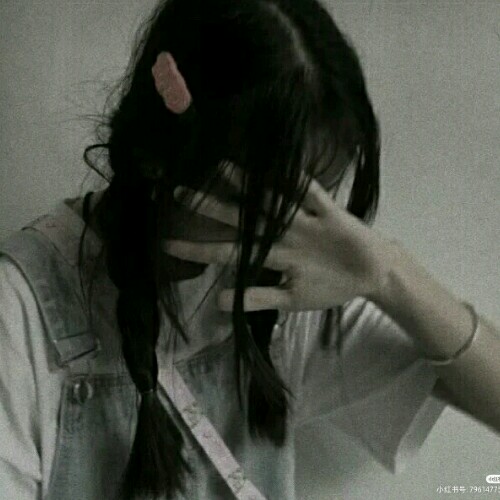 眼角微笑，眼里失望