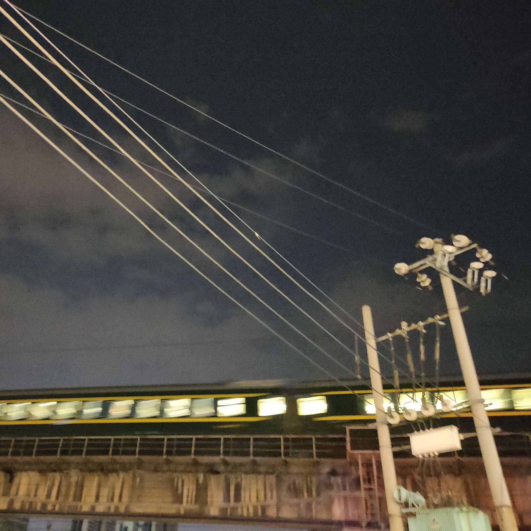 马孔多在下雨.的专辑