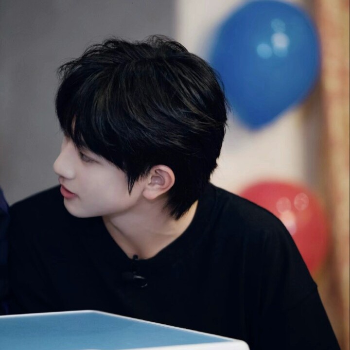 “你一定要站在自己热爱的世界里闪闪发光” --  