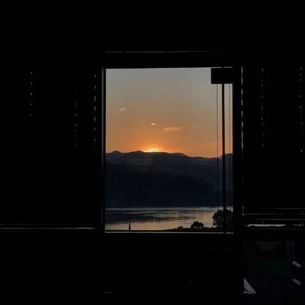 有一首纯音乐叫哀与悲，是我在慢慢的长夜中，时常播放的音乐之一，总共三首《哀与悲》《孤独》《空蝉》。