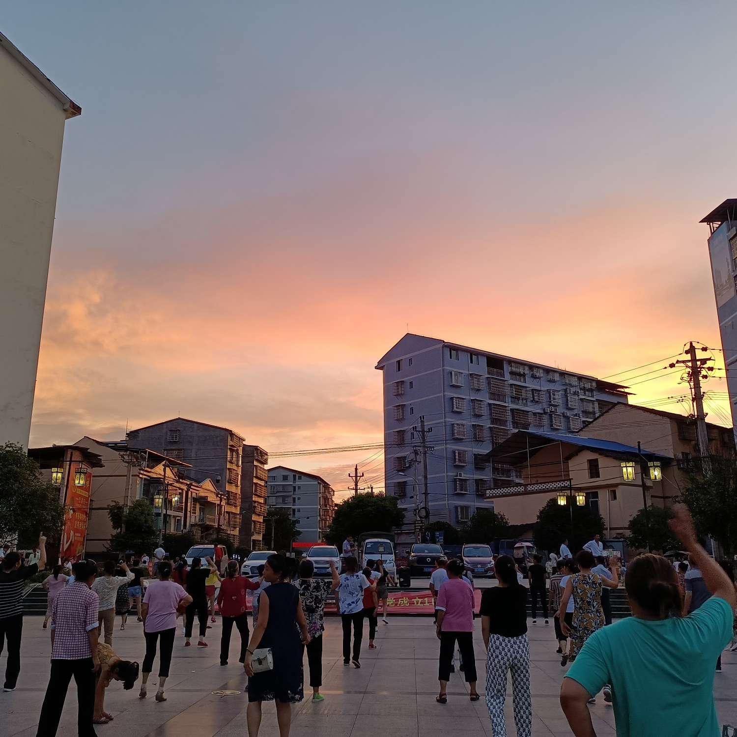 他强任他强，清风拂山岗。