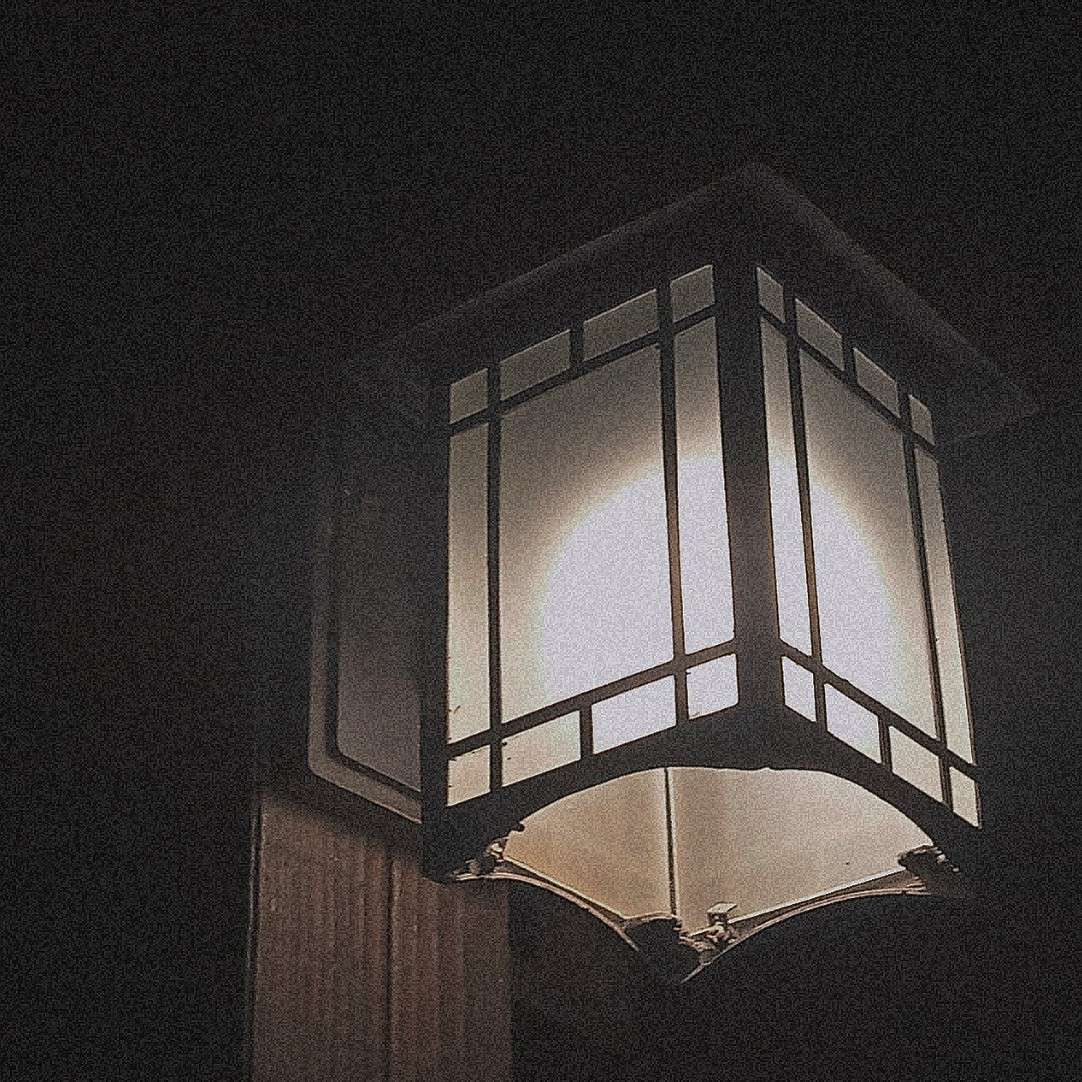 与其互为人间，不如自成宇宙