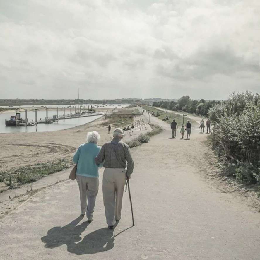 既许一人以偏爱，愿尽余生之慷慨。