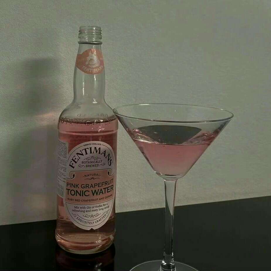 烛光里的玫瑰鸡尾酒