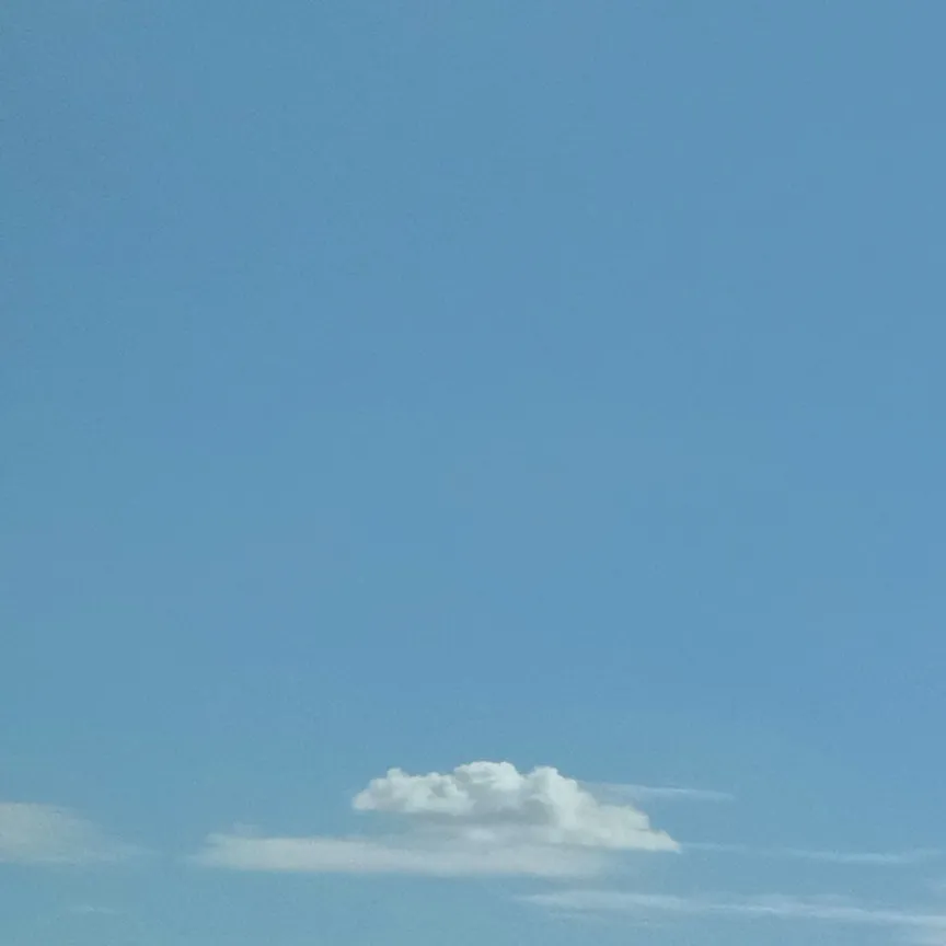 眉上霜雪凛冬至，眼中微火盛夏浓。
